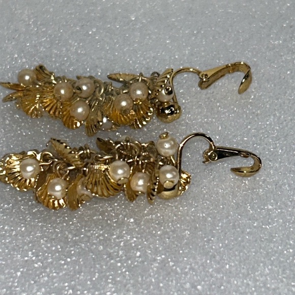 Vintage Avon Clip on Dangle Earrings Gold Plated Pearls on half Shells size 1.5" - Picture 3 of 15